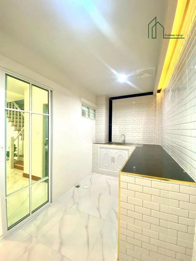 ทาวน์เฮาส์ รีโนเวทใหม่ หมู่บ้านปิยวรารมย์ ถนนบ้านกล้วย-ไทรน้อย ฟรีโอน