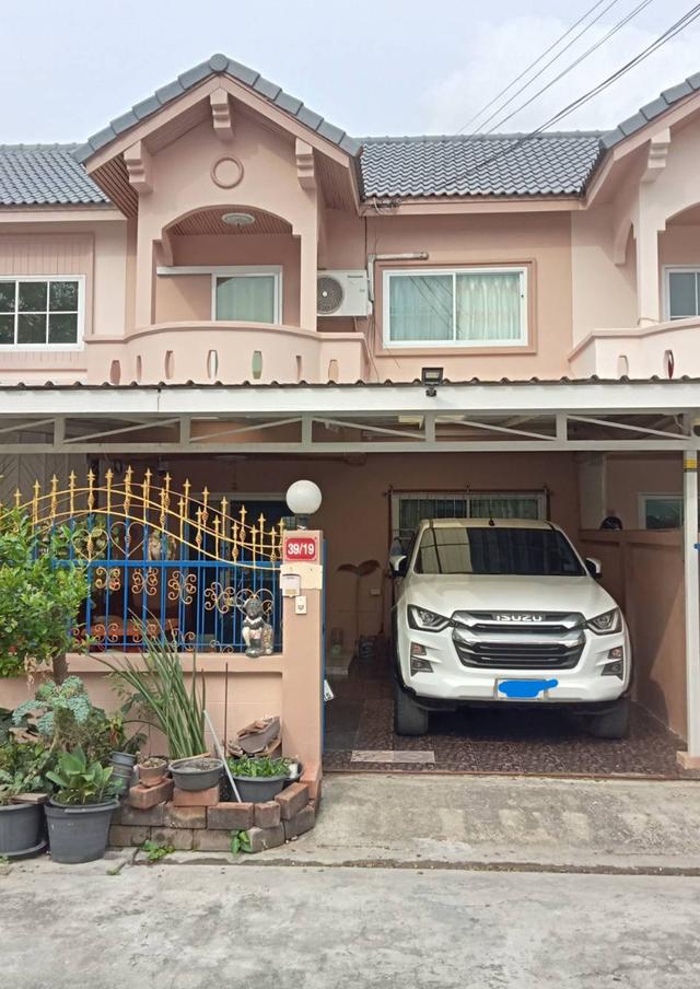 บ้านทาวน์โฮม ขนาดพื้นที่ 32 ตร.ว 3 ห้องนอน 2 ห้องน้ำ 1 ครัว ห้อง 1 นั่งเล่น 1 ที่จอดรถ 2
