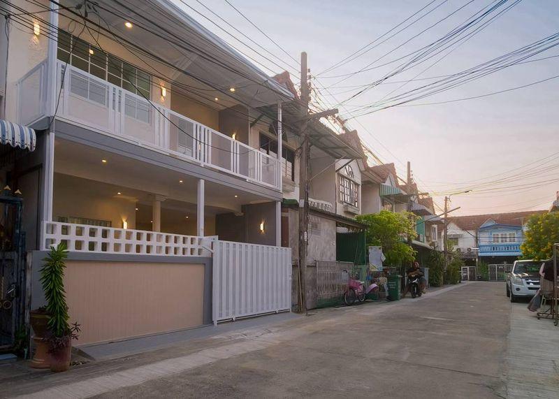 หมู่บ้านณรงค์สุขนิเวศน์  ถนนเลี่ยงเมืองนนท์ทาวน์เฮาส์ 2 ชั้น มีระเบียงด้านหน้า ทำเลติวานนท์ - รัตนาธิเบศร์ ทำเลดี ตกแต่งใหม่พร้อมอยู่ 2