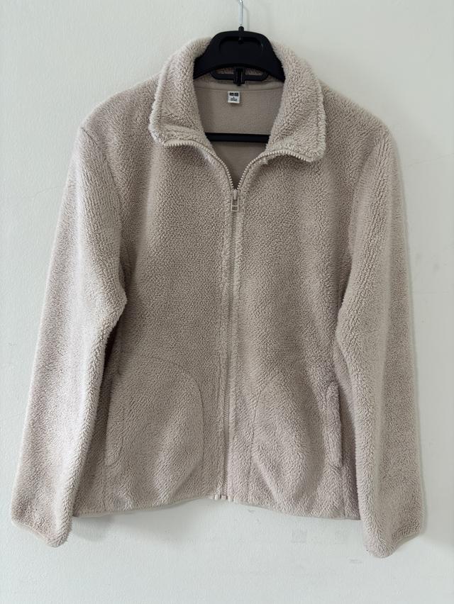 เสื้อแจ็คเก็ตผ้าฟลีซขนฟูแขนยาว UNIQLO Size L 241-078634300฿วัสดุ: ผลิตจากโพลีเอสเตอร์ 100% ทั้งด้านนอกและด้านใน