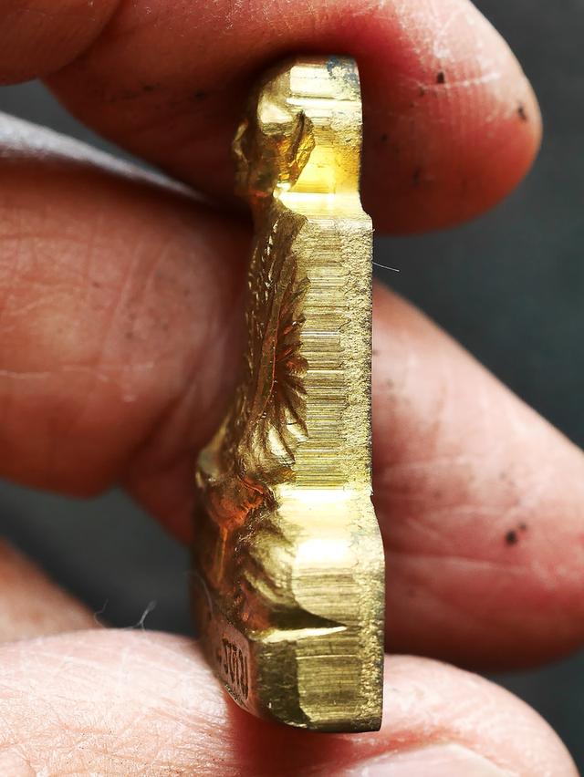 พระรูปเหมือนปั๊มหลวงพ่อพรหม วัดช่องแค พิมพ์เข่ากว้างหลังเรียบ ปี 2516...เก่า เดิมๆ 8