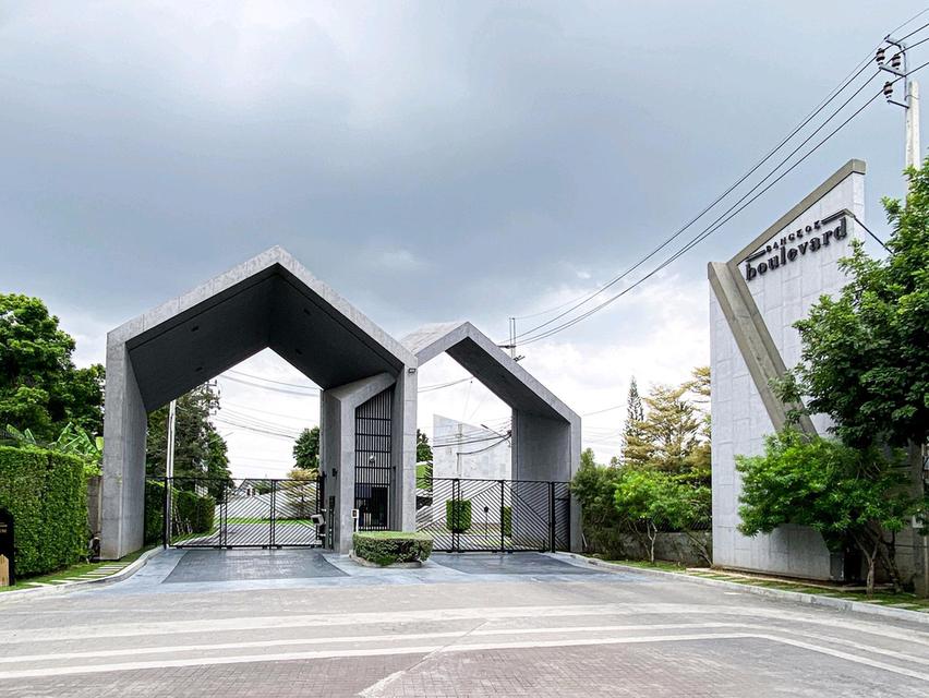 ขายบ้านเดี่ยวหรูแปลงมุม Bangkok Boulevard สาทร-ปิ่นเกล้า 2  ติด Club House ตกแต่งพรีเมียมพร้อมอยู่ 4ห้องนอน 5ห้องน้ำ 3จอดรถ เพียง 15.2MB 2