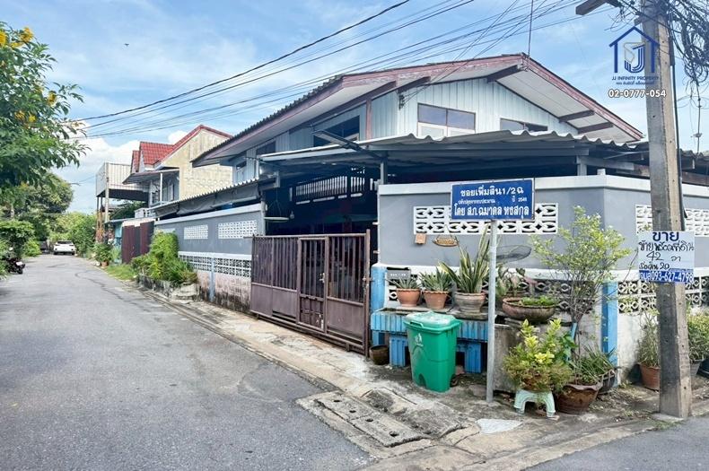 ขายที่ดินพร้อมสิ่งปลูกสร้าง 42 ตารางวา ถนนเพิ่มสิน 20 แยก 5-3 ใกล้รถไฟฟ้า สะพานใหม่