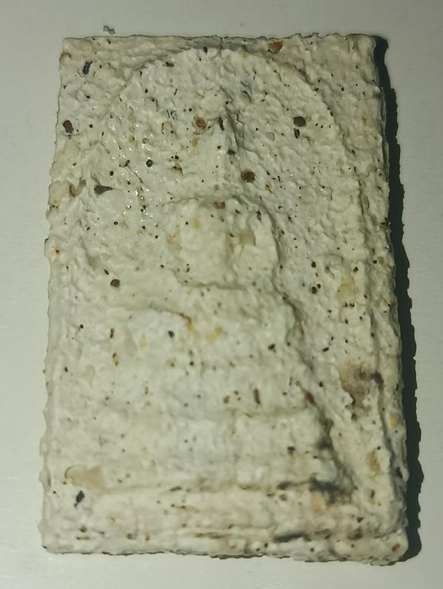 พระสมเด็จ ซึ่งเป็นหนึ่งในพระเครื่องที่ได้รับความนิยมสูงสุดในประเทศไทย เนื้อพระมีลักษณะเป็นเนื้อปูนผสมผงวิเศษและว่านต่าง ๆมวลสารหลัก(จากเปลือกหอยเผา)55