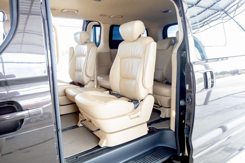 Hyundai H-1 ELITE 2.5 ดีเซล ปี 2016 สีน้ำตาล มือเดียวป้ายแดง  14