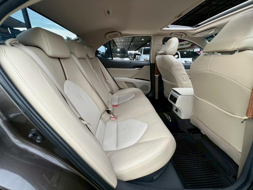 ปี 2019 TOYOTA CAMRY, 2.5 HV โฉม ปี18-24 สีน้ำตาล เบนชิน+ไฮบริด มือเดียวป้ายแดง ไมล์แท้ 35,064 km  คู่มือบุ๊คเซอร์วิสครบ กุญแจสองดอก 16