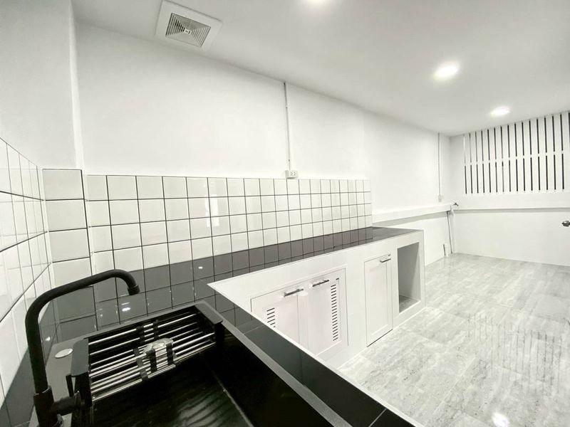 หมู่บ้านหงส์ประยูร3  แยกบางพลู ทาวน์เฮาส์ 2 ชั้น ตกแต่งใหม่พร้อมอยู่  มีระเบียงด้านหน้าใกล้ถนนรัตนาธิเบศร์   โครงการมี ระบบรักษาความปลอดภัย 8