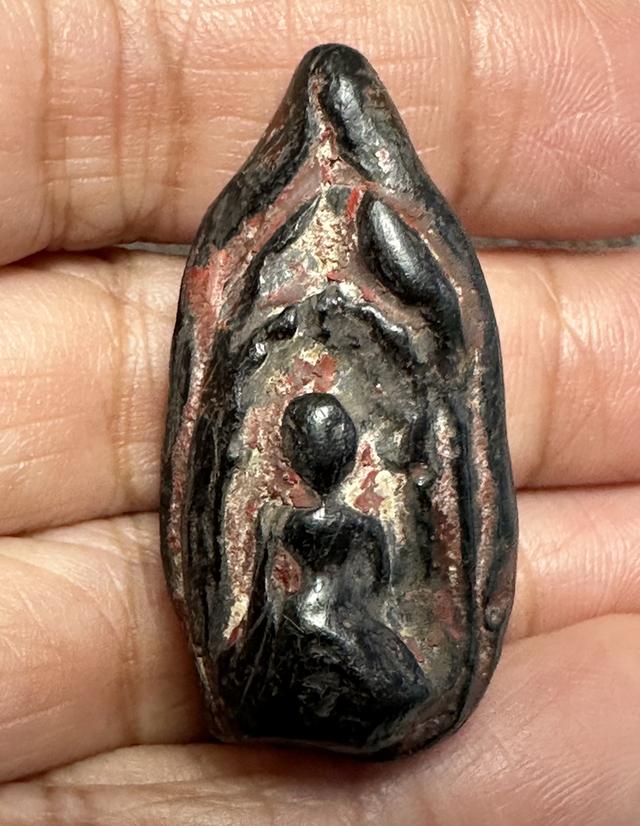 พระกริ่งคลองตะเคียน ด้านหลังกระเทาะเดิม ลงรักร่องชาด มีกริ่ง