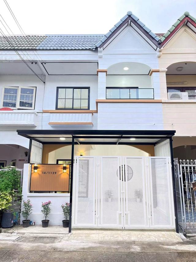 หมู่บ้านบัวทองธานี ฝั่งตรงข้ามสมบัติบุรีทาวน์เฮ้าส์  2 ชั้น  บ้านไล่ระดับ เพดานสูงโปร่ง ตกแต่งใหม่พร้อมอยู่ 1