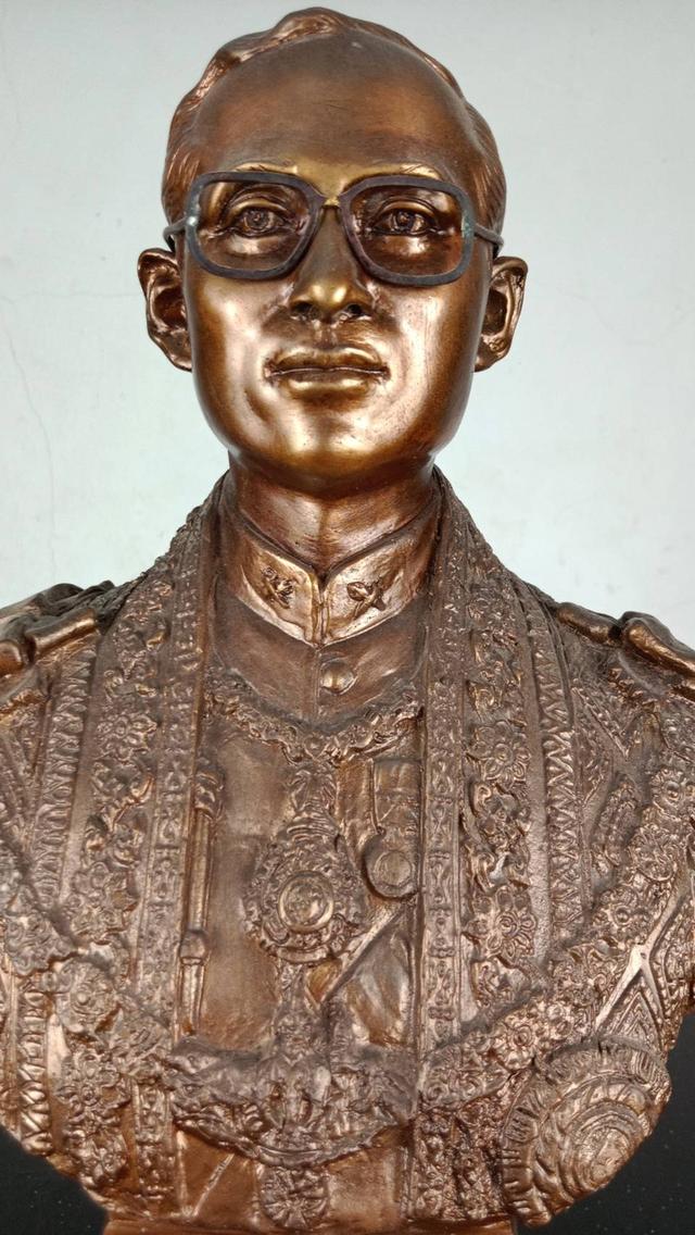 23.พระบรมรูปหล่อครึ่งพระองค์ในหลวงรัชกาลที่9 พระบาทสมเด็จพระปรมินทรมหาภูมิพลอดุลยเดช ฉลองพระองค์บรมราชภูษิตาภรณ์  พ รูปที่ 3