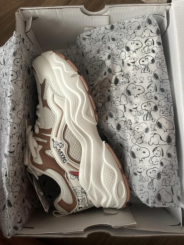 BAOJI บาโอจิ รุ่น DPW-SP02 รองเท้าผ้าใบ ไลฟ์สไตล์ผู้หญิง รุ่น BAOJIxPEANUTS SNOOPY CLASSIC ลิขสิทธิ์แท้