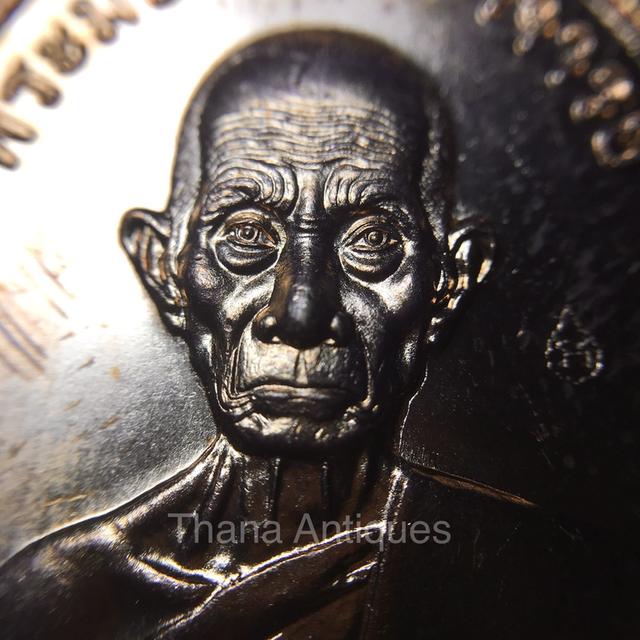 เหรียญหลวงพ่อรวย ปาสาทิโก รุ่นรวยมหามงคล เนื้อทองแดง ปี 2559 พร้อมกล่องเดิม