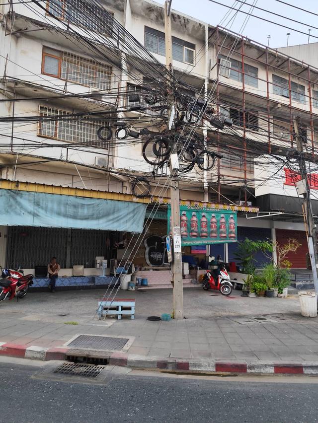 Sale and Rent Shophouse 4.5 storey no car park main road closed BTS Yellow Line ขายและให้เช่าตึกแถว แยกอุดมสุข 6