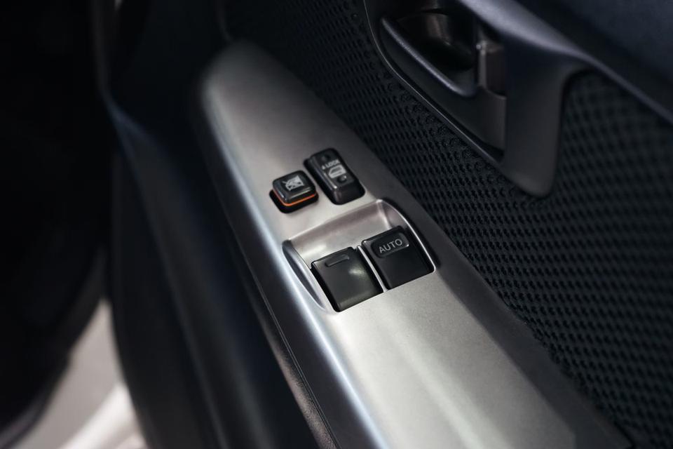 2015 TOYOTA VIGO 2.5E 12