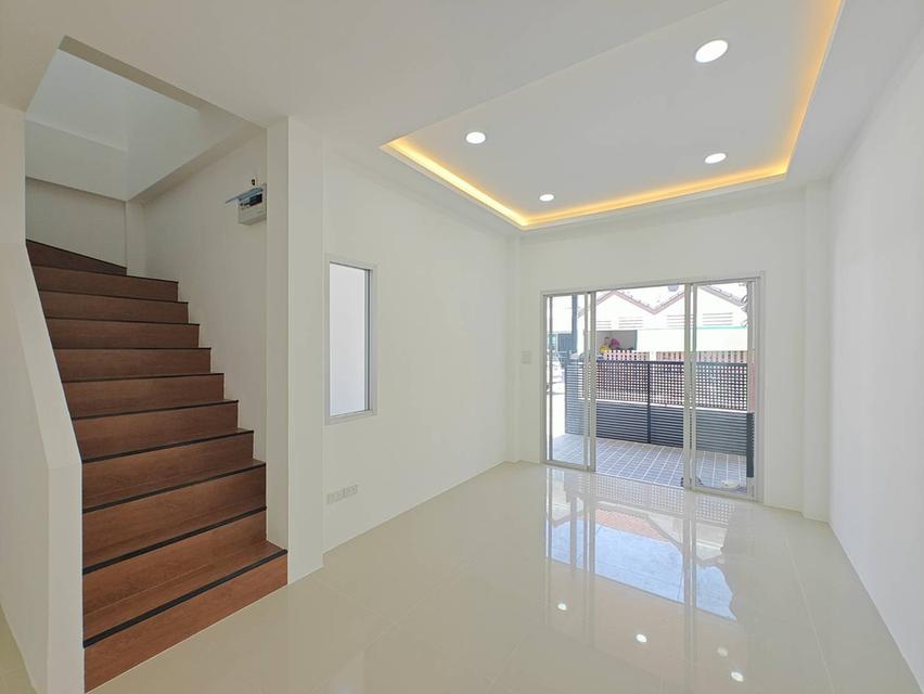 หมู่บ้านไดม่อนด์เเกรนวิลล์ ถนนสุขาภิบาล 5 12