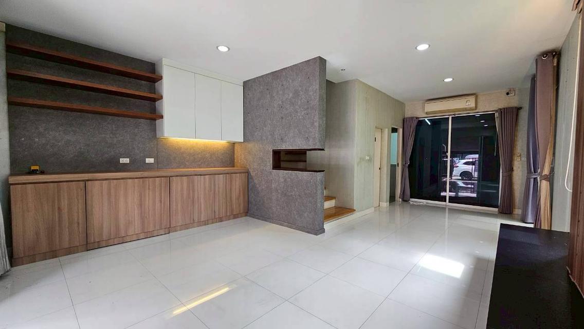 ขายด่วน ทาวน์โฮม 3 ชั้น หมู่บ้านกลางเมือง เกษตร - นวมินทร์ หลังริม เนื้อที่ 51.7 ตารางวา 3 ห้องนอน 3 ห้องน้ำ 2 จอด