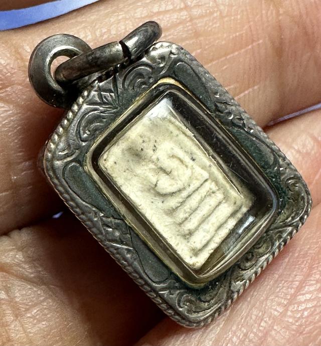 พระสมเด็จพระปิลันท์ขาว พิมพ์จิ๋ว เลี่ยมกรอบเงิน 7