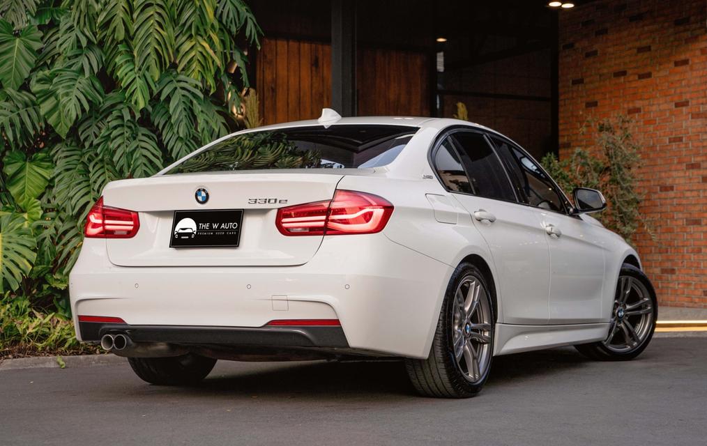 BMW 330e M Sport Plug-in Hybrid ปี 2019 💯ดีที่สุด! 𝘽𝙈𝙒 𝟯𝟯𝟬𝗲  เข้าใหม่วันนี้สีขาวเบาะแดงรุ่น F30 ยอดนิยม✨ 2