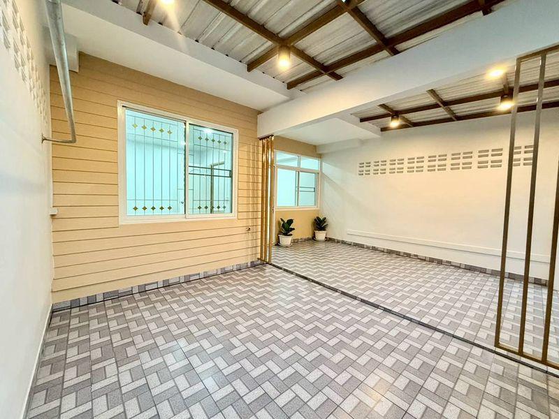 หมู่บ้านพฤกษา3  ถนนวัดลาดปลาดุก บางบัวทองทาวน์เฮาส์ชั้นเดียว ตกแต่งใหม่พร้อมอยู่ หน้ากว้าง6เมตร หน้าบ้านไม่ตรงใคร ซอยก่อนถึงตลาด 6