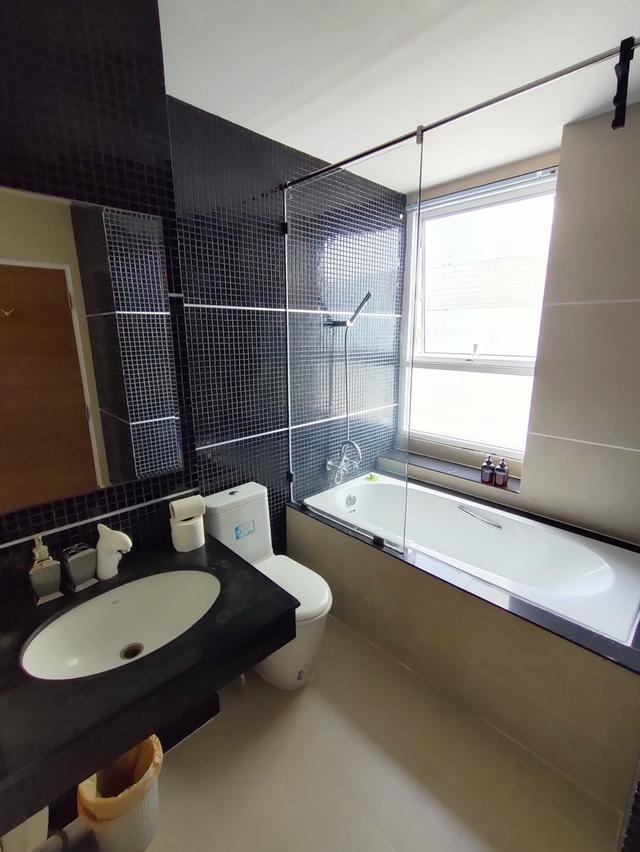 คอนโดติดทะเลเรียบหาดแสงจันทร์จังหวัดระยอง 60 ตรม. 1 ห้องนอน 1 ห้องนั่งเล่น เป็นห้องหัวมุมได้วิวทะเลกว้าง โทร.083-665-3645 4