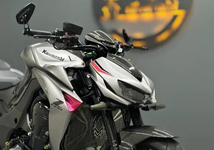 Kawasaki Z1000สีขาวและดำ 3