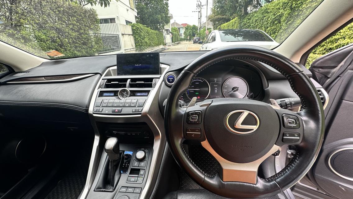 ขายรถ Lexus NX300H Grand Luxury สีเทา ราคา 700,000 3