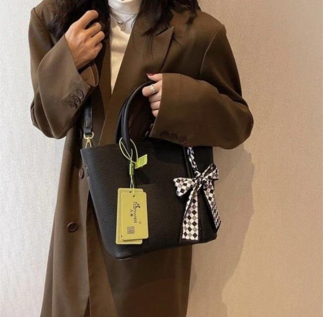 กระเป๋าสะพายทรงโท้ทสีดำ