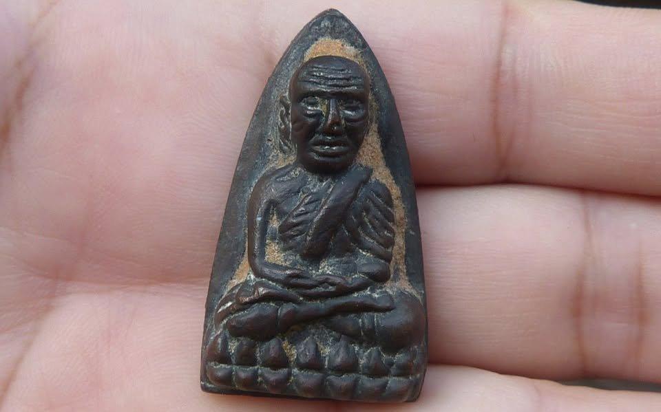 หลวงปู่ทวดพิมพ์ใหญ่หลังเตารีด