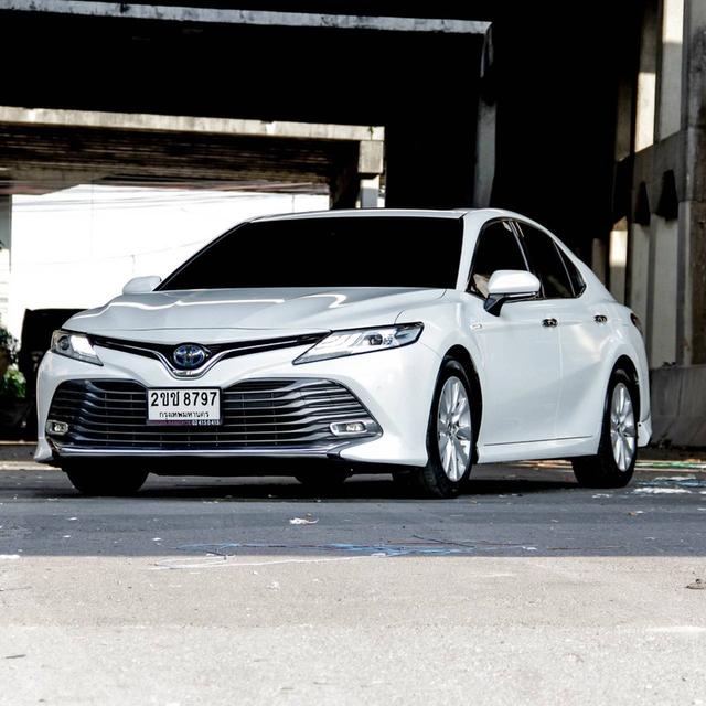 TOYOTA CAMRY 2.5 HEV PREMIUM ปี 2018 (โฉม ปี18-24) รถครอบครัว นั่งสบาย ขับขี่สนุก เครื่อง เบนซิน + ไฟฟ้า  สีขาว ไมล์เพียง 108,715 km. 1