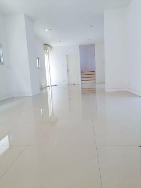 บ้านใหม่ กว้างใหญ่ รร.โชคชัยหทัยราษฏร์ 700 ม.ให้เช่าทาวน์โฮม 3 ชั้น 2 คูหา 6 นอน 6 น้ำ