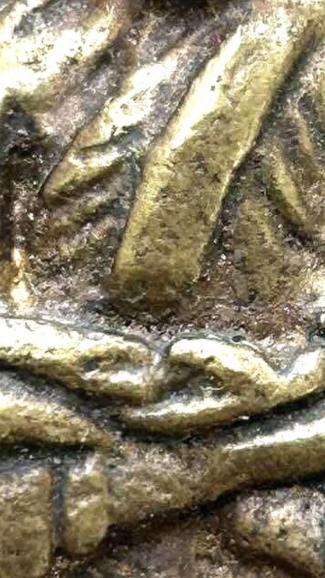 หลวงปู่ทวดหลังเตารีดเนื้อโลหะผสมวรรณะเหลือง 7