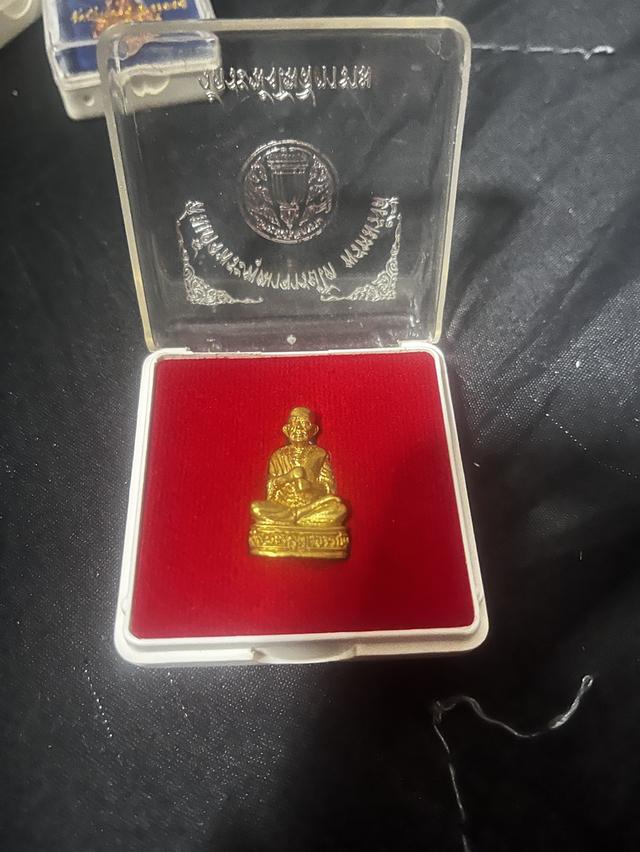 พระเครื่องรุ่นต่างๆ และธนบัตรสะสม