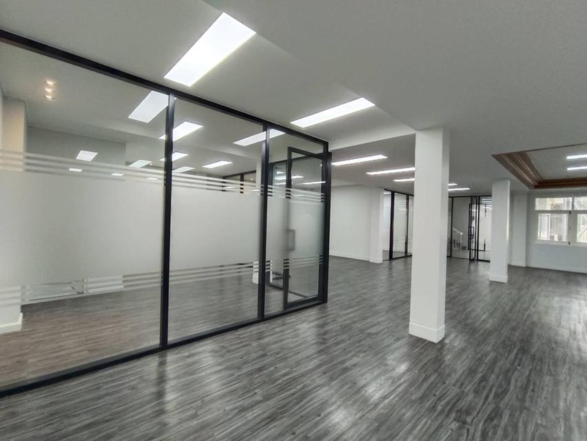 For Rent 4-fl. Office Building ( include rooftop) in Soi Convent , Silom 7