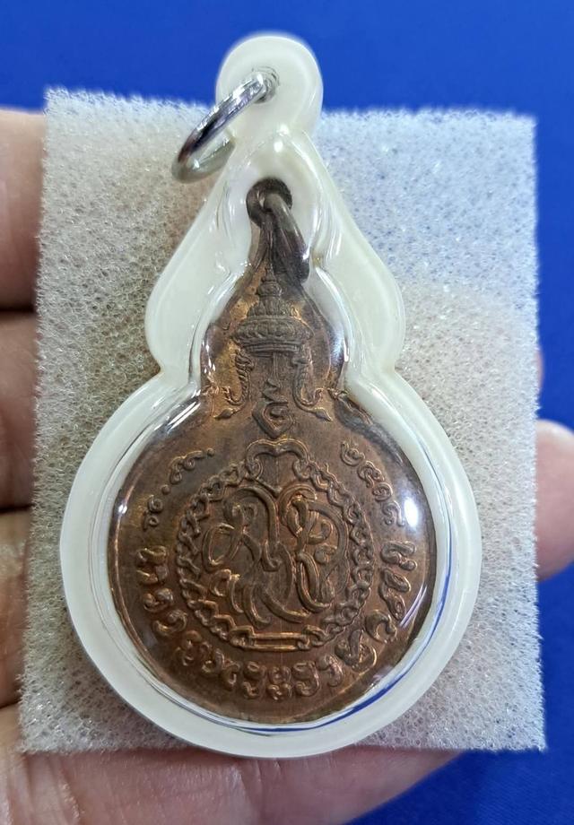 #เหรียญ ยืนถือไม้เท้า ปี2518(หลวงปู่แหวน)*เหรียญประสบการณ์ 5 แชะ*(ตอกโค๊ตชัดเจน)พร้อมเลี่ยมพลาสติก รูปย่อยที่ 3