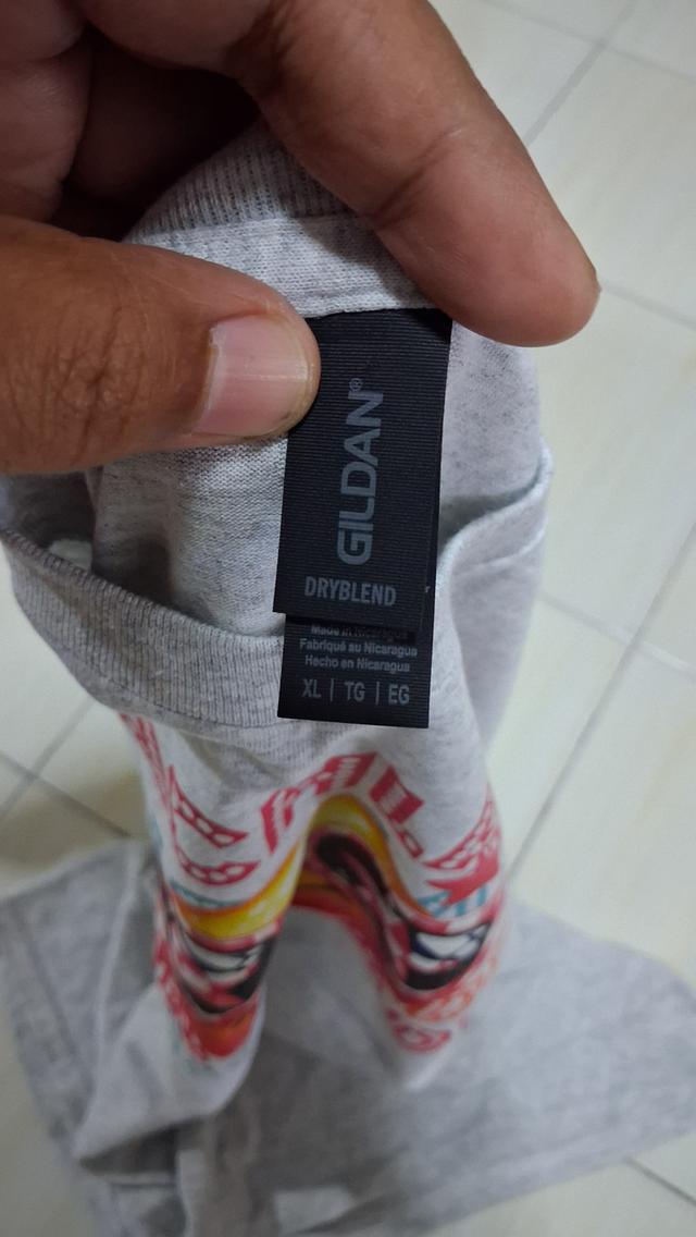 เสื้อยืดวินเทจมือสอง สีเทาพิมพ์ลายหน้ายิ้มสวมแว่นตากันแดดลายตารางสีแดง พร้อมข้อความ รูปย่อยที่ 3