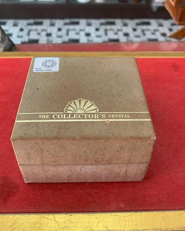 นาฬิกาพร้อมกล่องของ The collector’s crystal