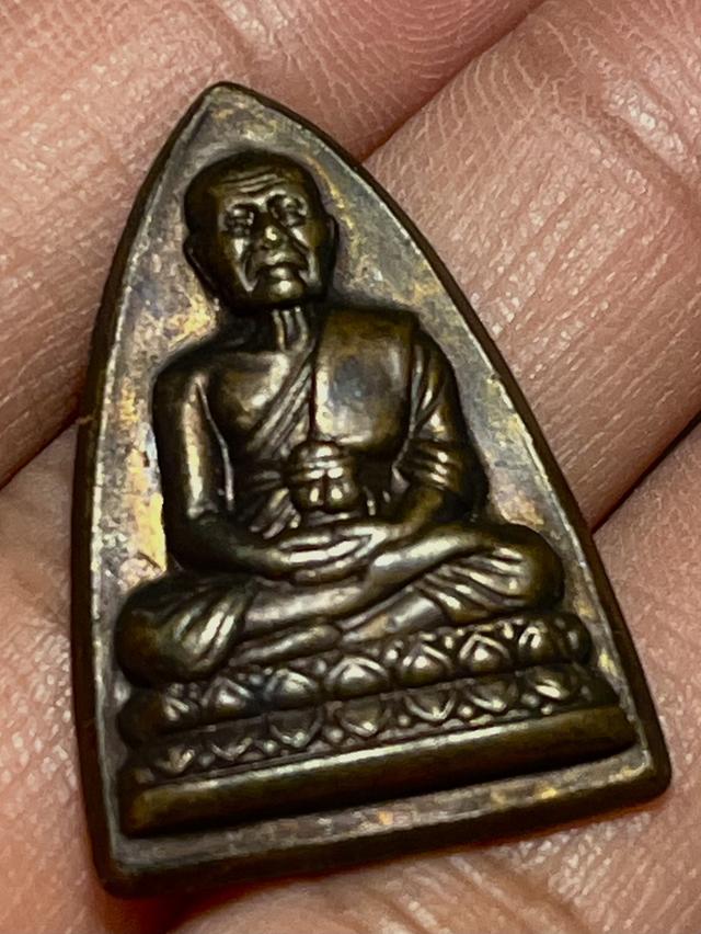 เหรียญหลวงปู่ทวด วัดช้างให้ ปัตตานี พิมพ์เตารีดกลีบบัว เนื้อทองแดงรมดำ ปี 2553 ตอกโค๊ต 53 ด้านหลัง รูปย่อยที่ 2