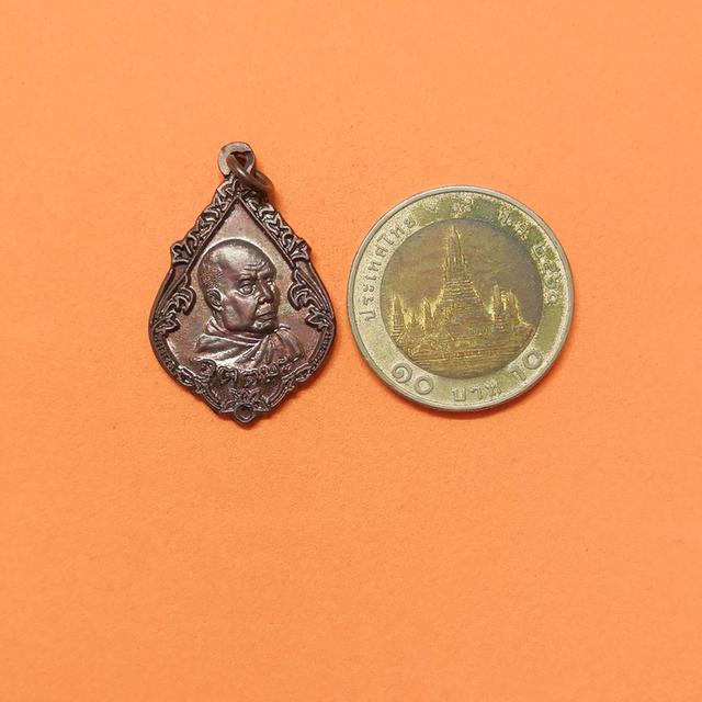 เหรียญ หลวงพ่ออุตตมะ วัดวังก์วิเวการาม หลัง กรมพระราชวังบวรสุรสิงหนาท จังหวัดทหารบกกาญจนบุรี จัดสร้างปี 2546 เนื้อทองแดง สูง 2.9 เซน พร้อมกล่องเดิม รูปที่ 3