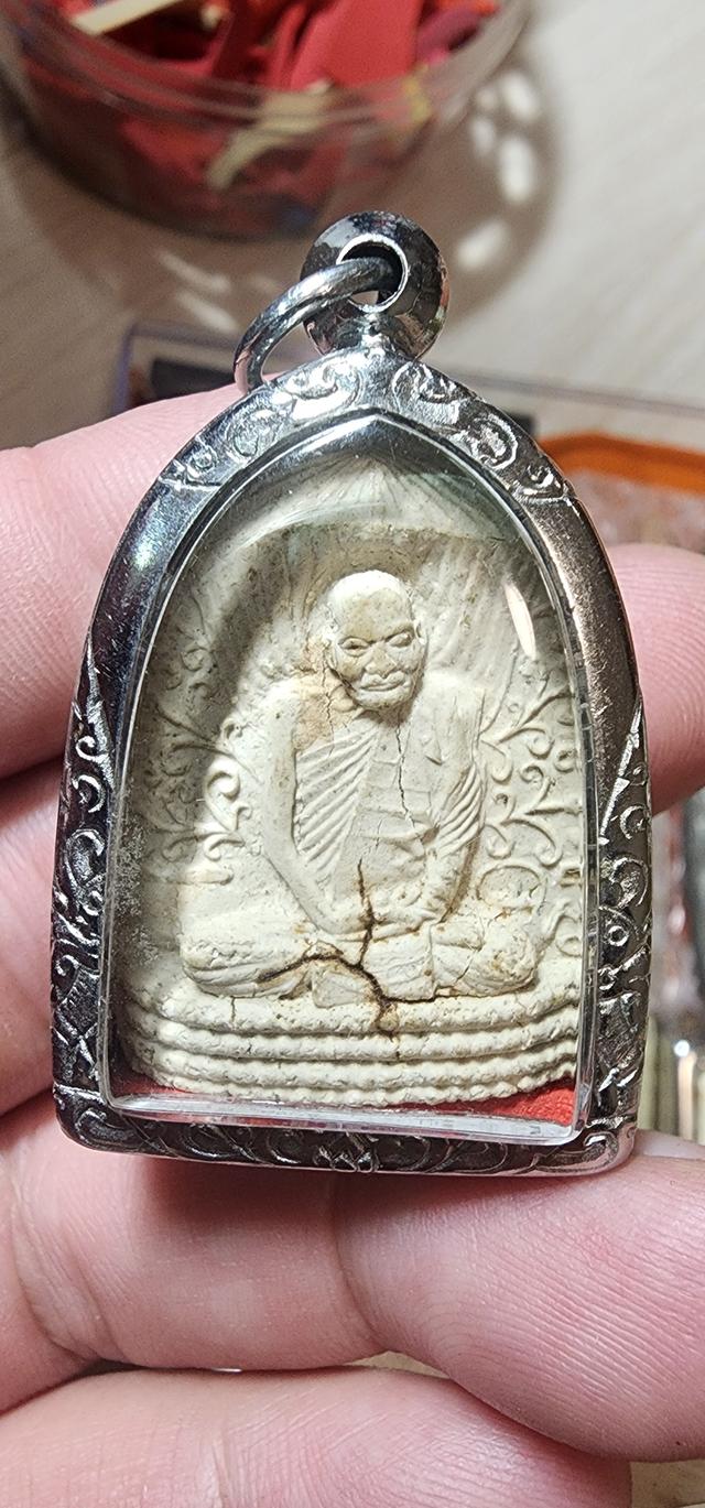 พระผงรูปเหมือนปักกลด หลวงปู่แหวน สุจิณโณ วัดดอยแม่ปั๋ง ปี พ.ศ. 2517 เหมาะสำหรับผู้ทำธุรกิจ ค้าขาย เสริมบารมี รุ่งเรือง เมตตา เข้าหาผู้ใหญ่ เลื่อนยศ