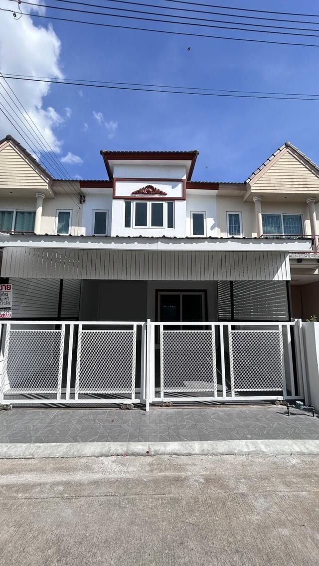 ขายด่วนทาวน์โฮม 2 ชั้น ราคาถูกที่สุดในโครงการ รีโนเวทใหม่ พร้อมเข้าอยู่ 2