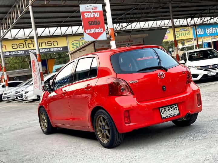 Toyota Yaris สีแดงสดสวยๆ 11