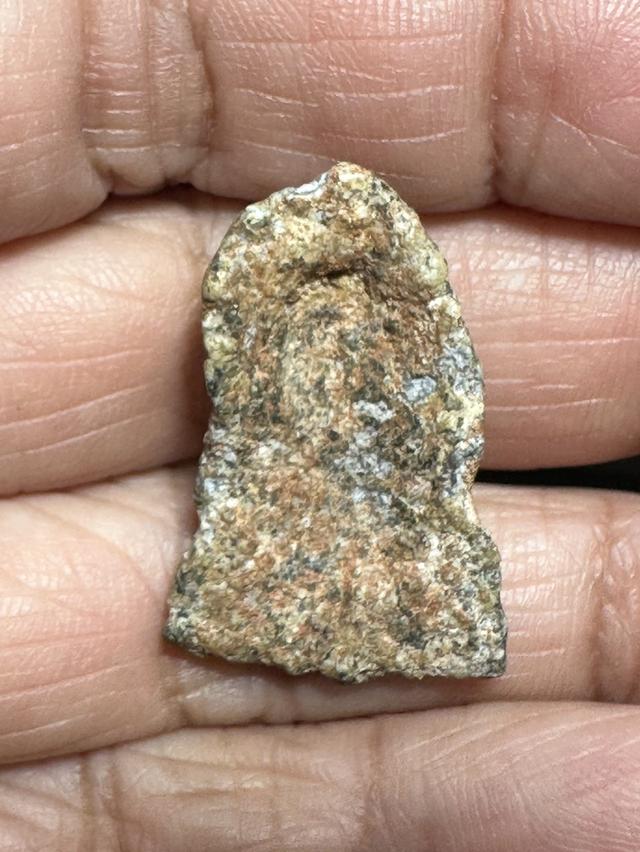 พระร่วงนั่งชีโบ สุพรรณบุรี เนื้อชินสนิมแดงและมีไข หักเดิมในกรุ