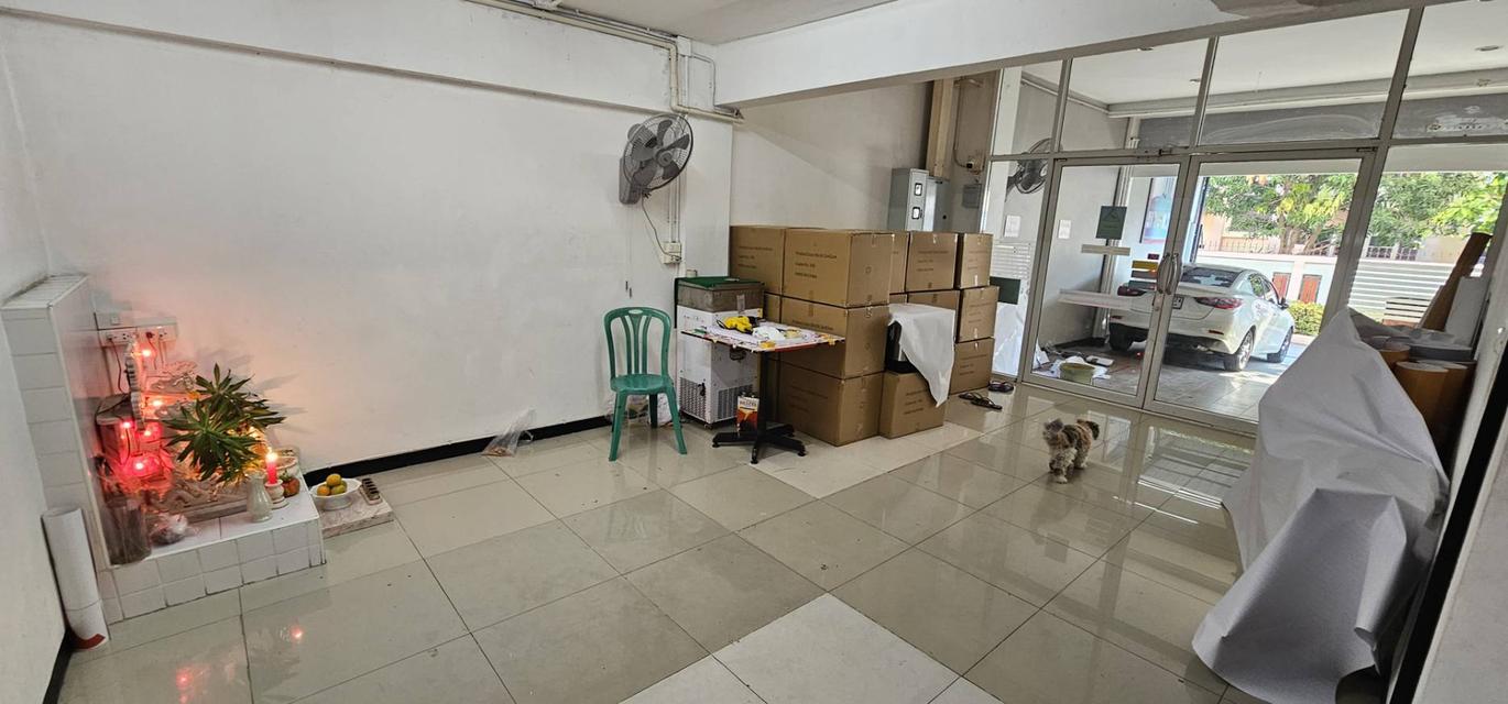 โฮมออฟฟิศ อุดมสุข 50 ตารางวา พื้นที่ใช้สอยทั้งหมด 580 ตารางเมตร ขาย 16 ล้านบาท ให้เช่า 60,000 บาท 8