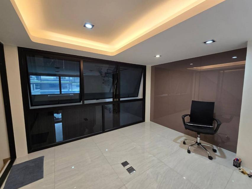 ให้เช่า​ Home​ Office​ โครงการ​ District​ Ekkamai​-Ramintra​ 32.5 ตร.ว​ พื้นที่ใช้สอย​ 172 3 น้ำ​ 4