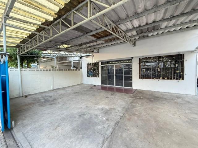 ให้เช่าบ้านเดี่ยว ถ.20มิถุนา ใกล้ MRT ห้วยขวาง มี4ห้องนอน2ห้องน้ำ แอร์5เครื่อง เฟอร์ไม่มี ราคา30,000บาท/เดือน (จดทะเบียน 1