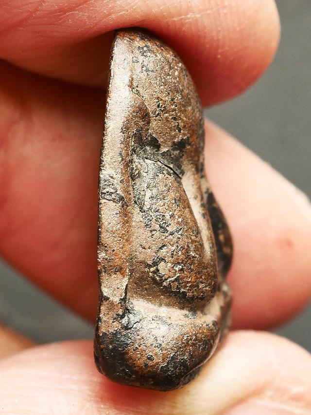 พระปิดตาหลังแบบ หลวงพาอแก้ว วัดเครือวัลย์ พิมพ์กลาง ขนาด 2.0x2.5 ซม. หายากมาก รูปที่ 9