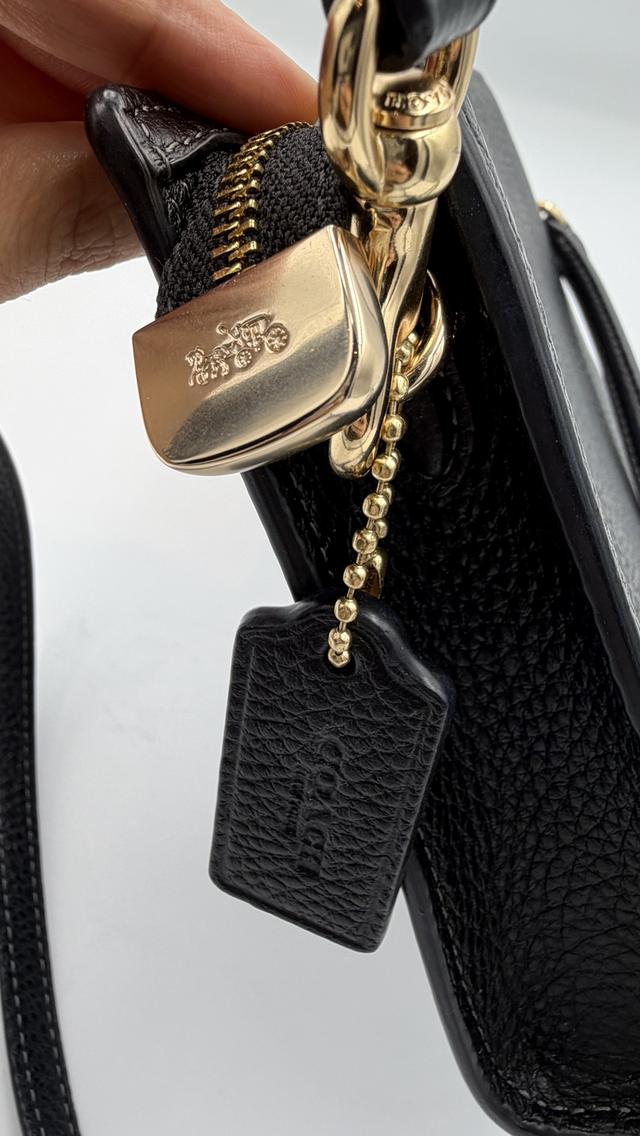 Coach Slim Crossbody Bag รูปที่ 6