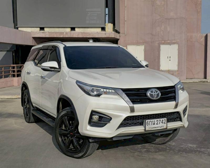 Toyota Fortuner 2.8 TRD เกียร์ออโต้ 4WD สีขาวมุก ปี 2017 จด2017 แท้ 3