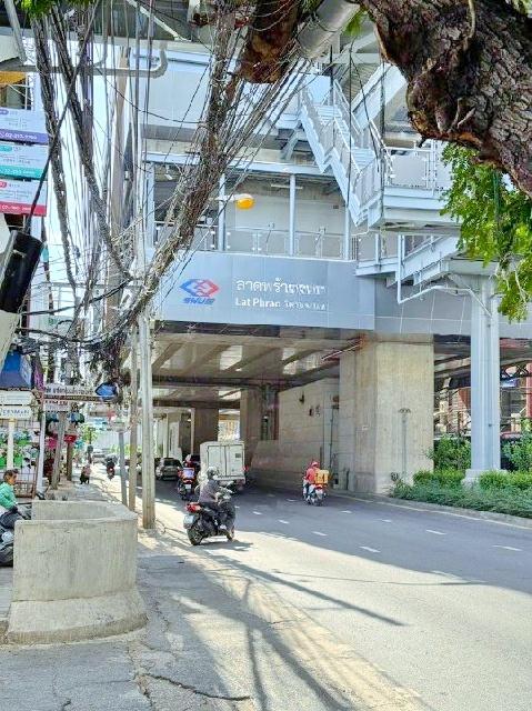 เดอะมอลล์ บางกะปิ 1.15กม. MRTบางกะปิ 1กม. อาคารพาณิชย์ 4ชั้น 18ตร.วา.280ตร.ม.ม.รัตนบัณฑิต 1.2 กม. 4นอน 4น้ำ ลาดพร้าว 126