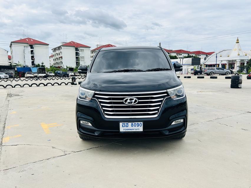 Hyundai H1 elite 11 ที่นั่ง